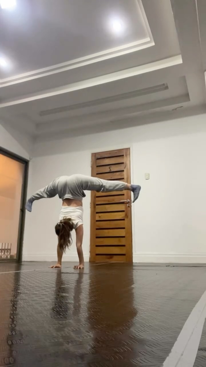 Consuelo Ongaro haciendo un equilibrio de manos dentro de Sala Crisol