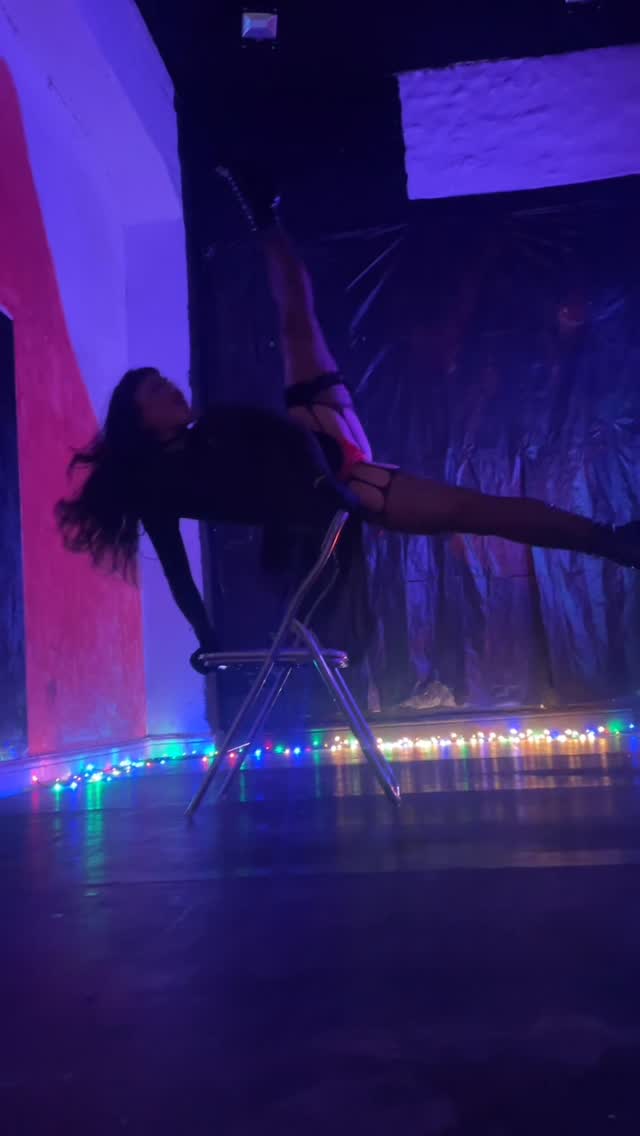 Performance de danza en silla durante una tertulia