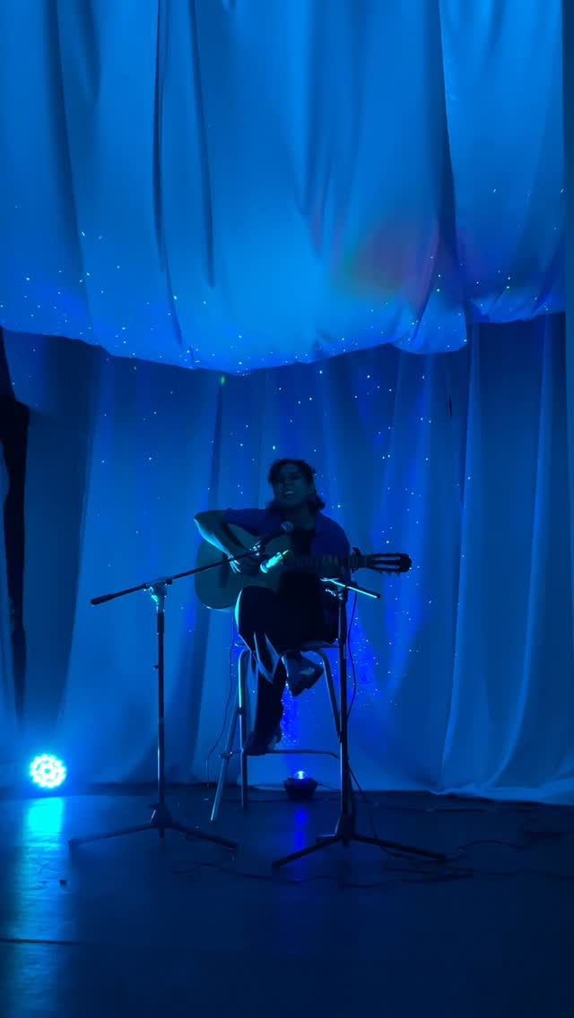 Música en vivo bajo luz azul en una tertulia de Sala Crisol